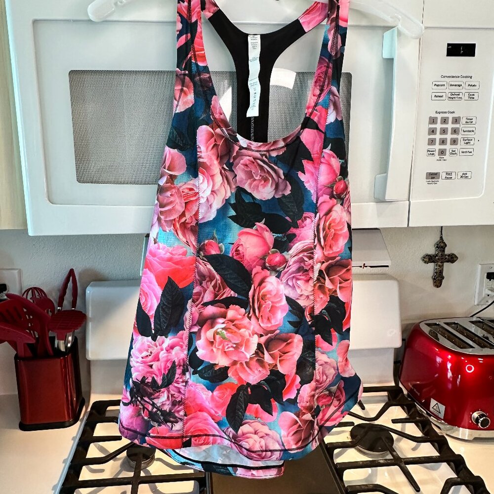 8 lululemon singlet NEW TAGS pink roses vivid colors black trim